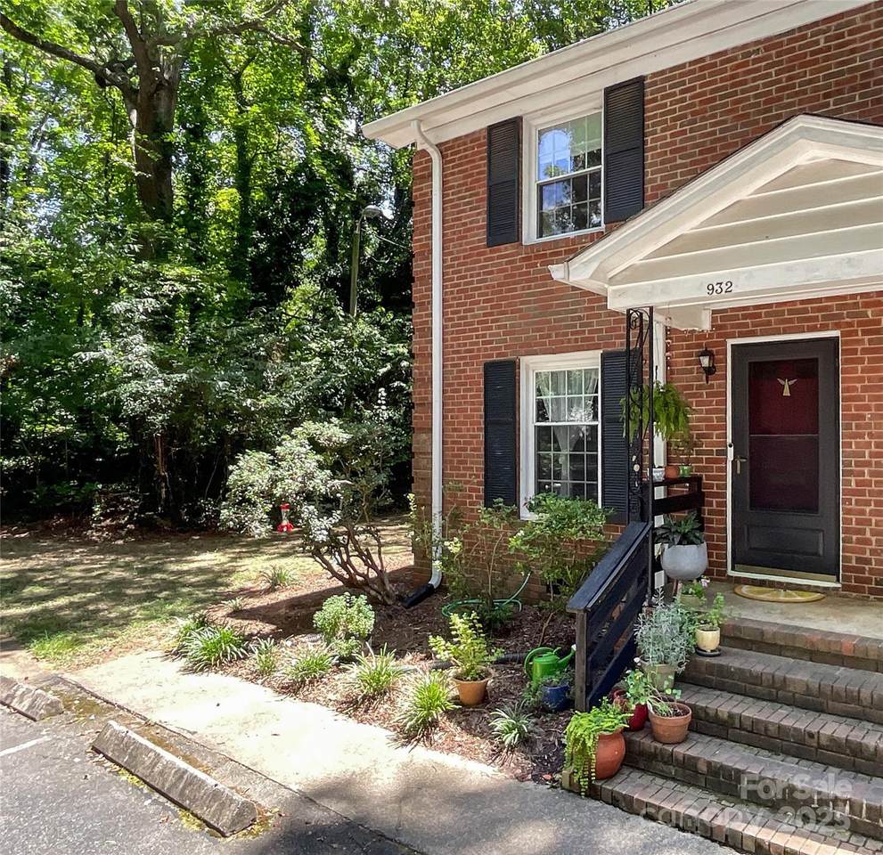 932 Hollywood Street - Photo 1