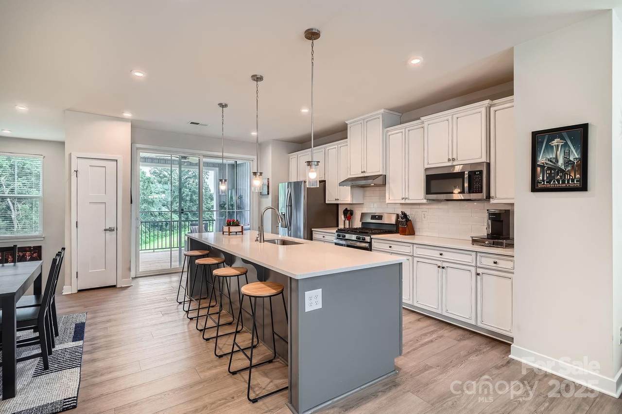 9729 Oaklawn Boulevard - Photo 1