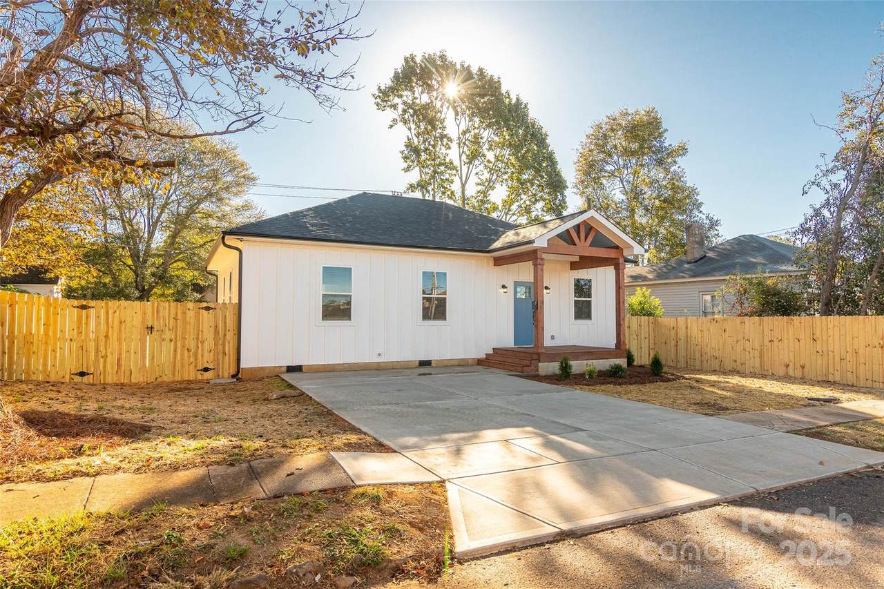 719 Smith Street - Photo 1