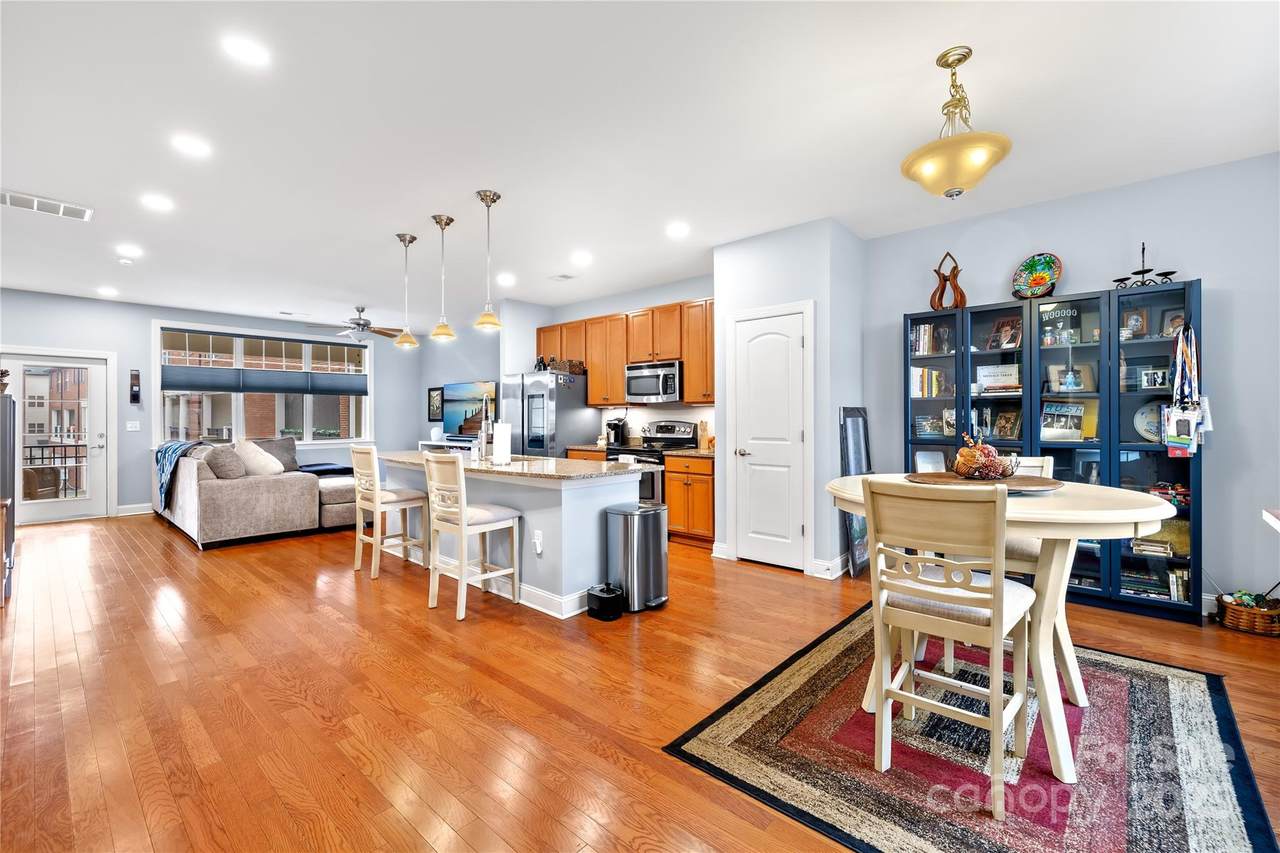 128 Steinbeck Way - Photo 1