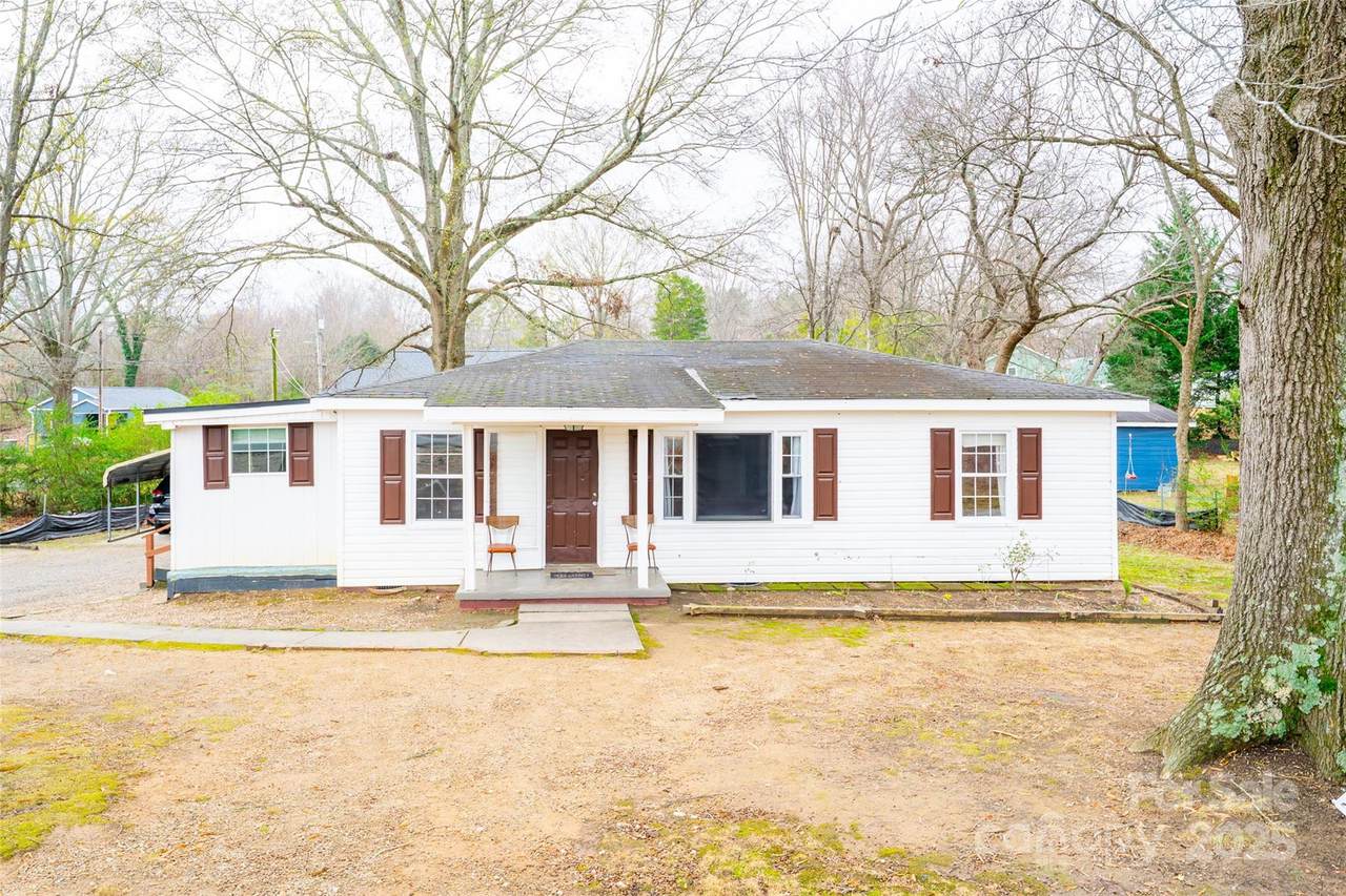 2703 Glendale Avenue - Photo 1