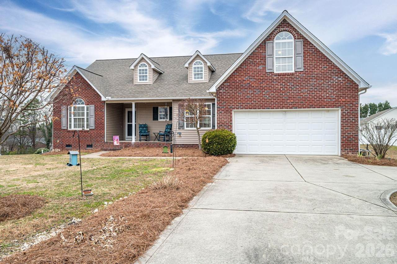 104 Lakewood Drive - Photo 1