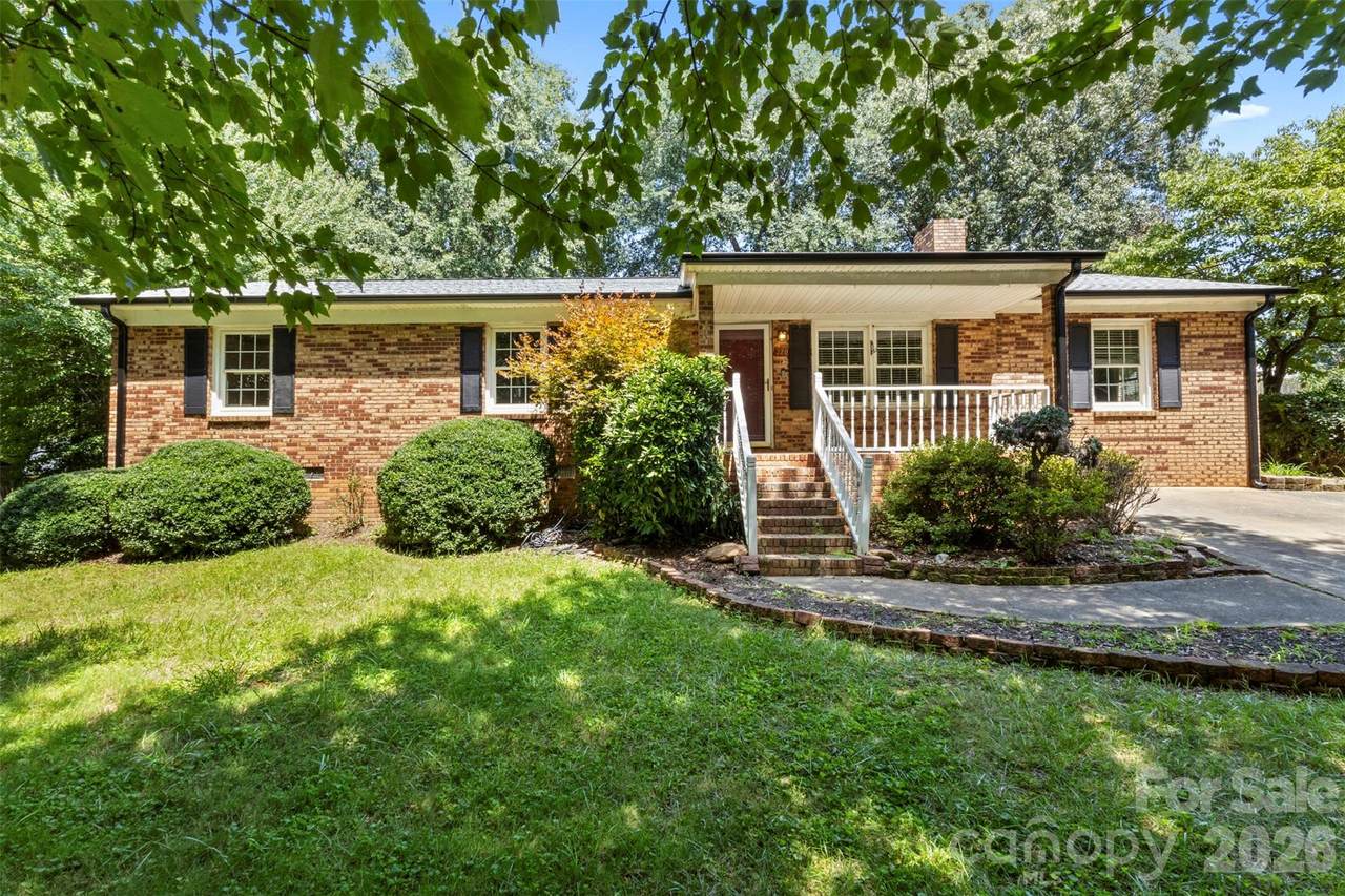 320 Amhurst Drive - Photo 1