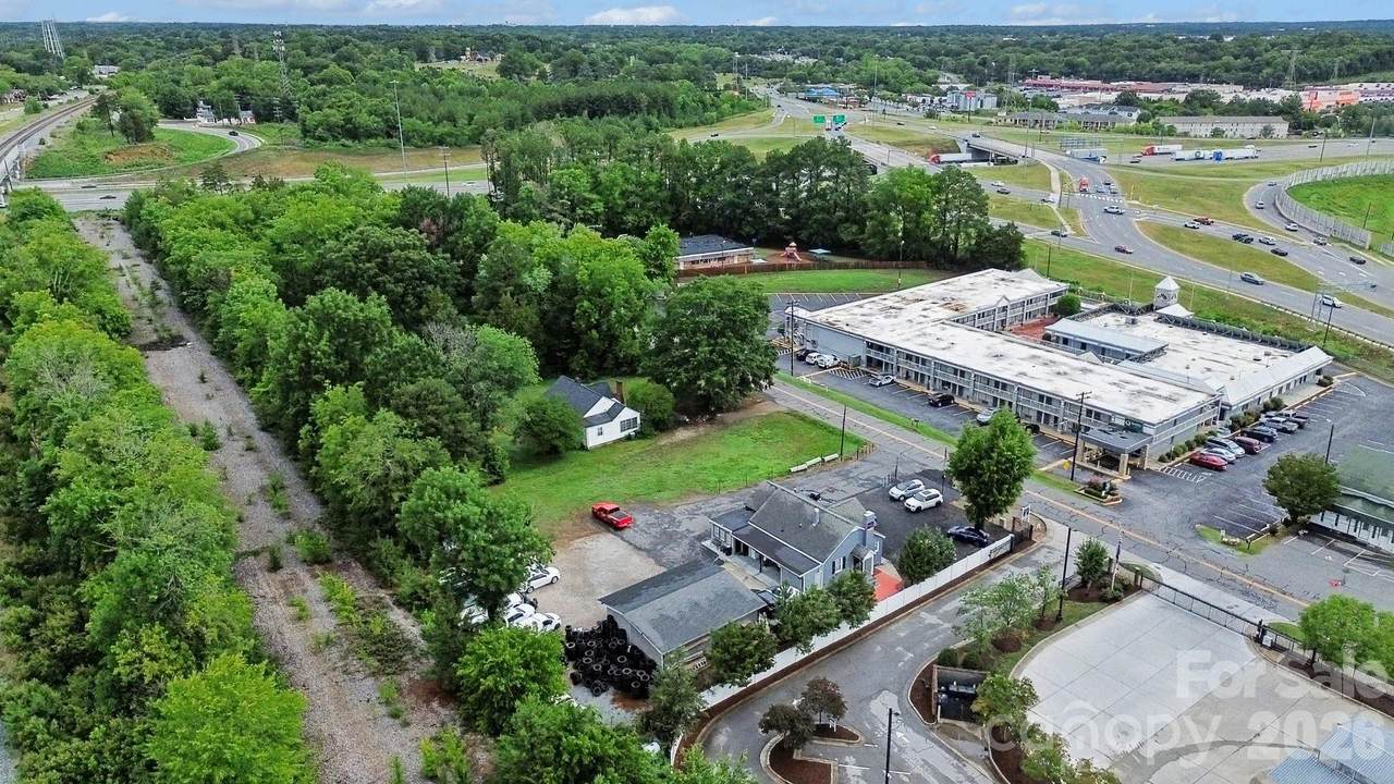 81 Transit Court - Photo 1