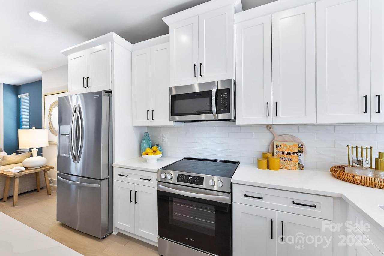 1013 North End Drive - Photo 1