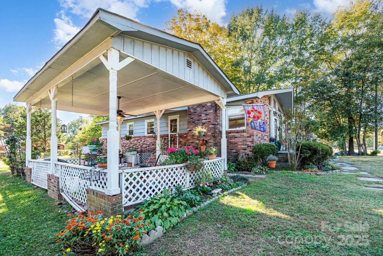 1003 Robinhood Lane - Photo 1