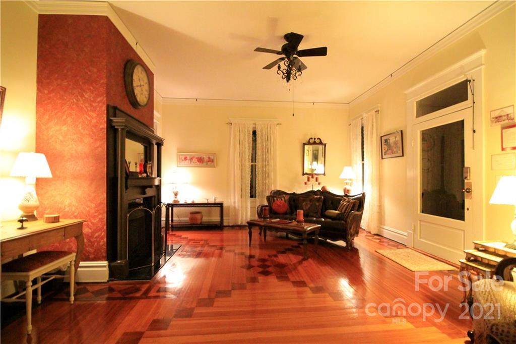 105 Davis Street - Photo 1