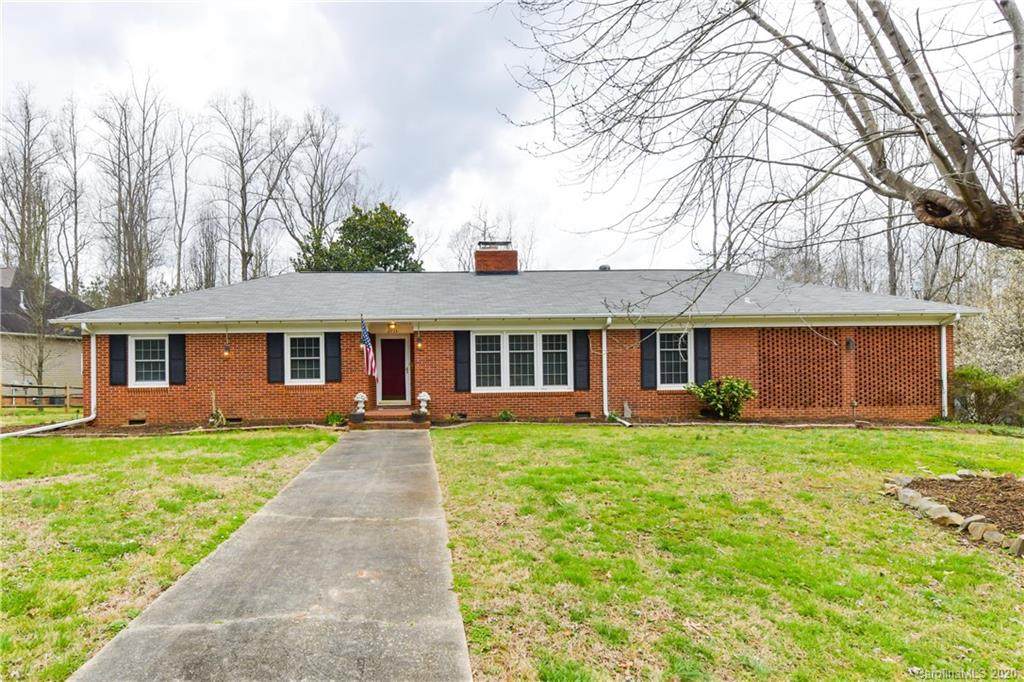 2733 Lakeview Circle - Photo 1
