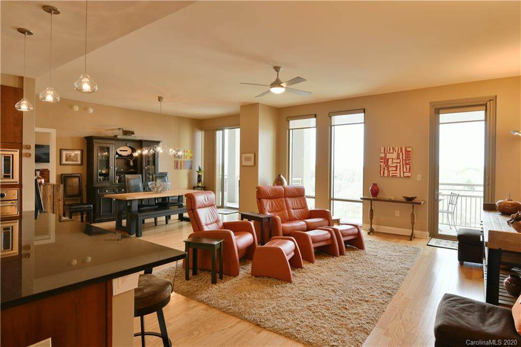 701 Royal Court - Photo 1