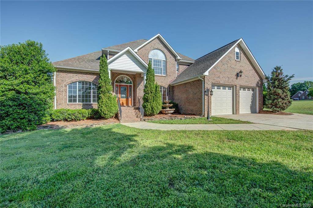 211 Chestnut Oaks Drive - Photo 1 211 Chestnut Oaks Drive - Photo 1
