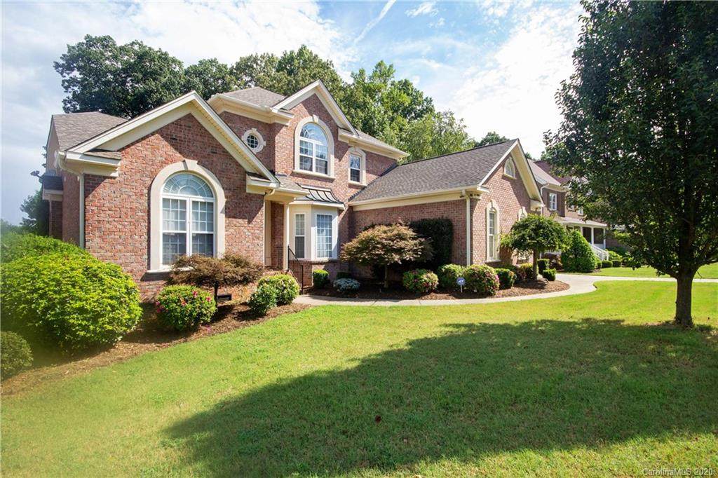 243 Fernbrook Drive - Photo 1