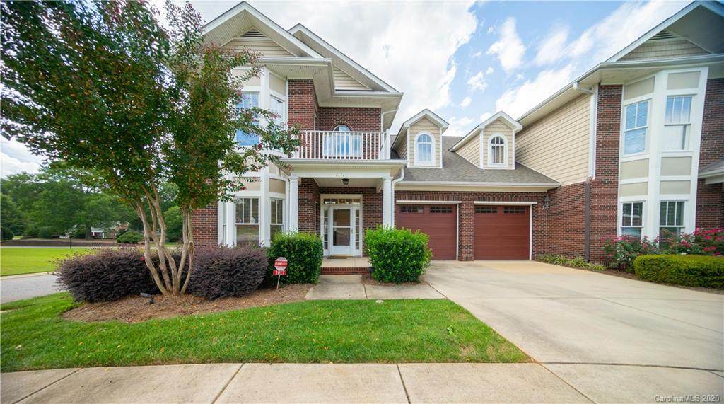 1017 The Glen Street - Photo 1