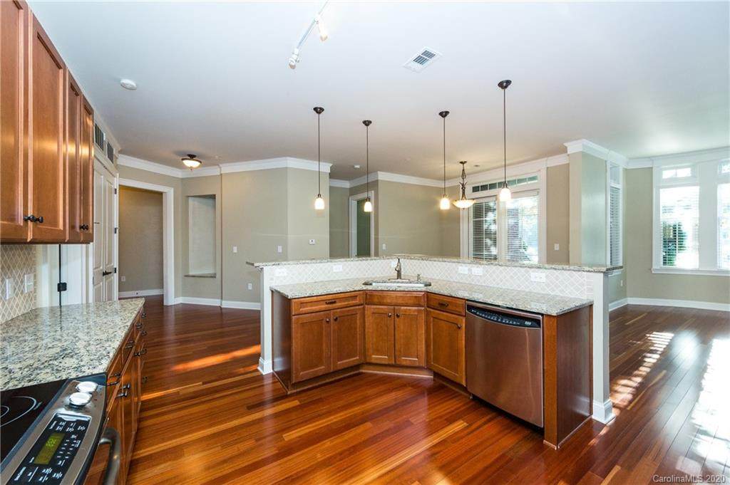 2810 Selwyn Avenue - Photo 1