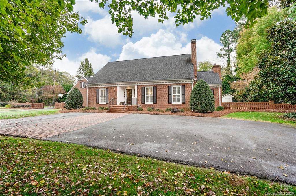 3602 Sherwood Circle - Photo 1