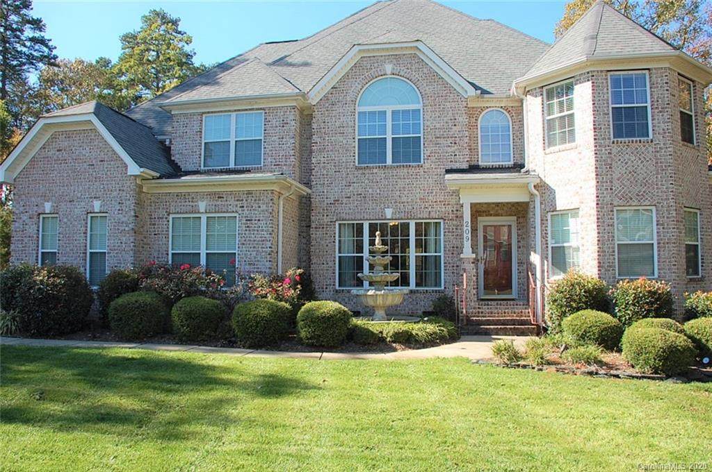 209 Vanderbilt Boulevard - Photo 1