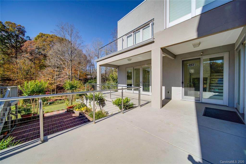 203 Hillcrest Drive - Photo 1
