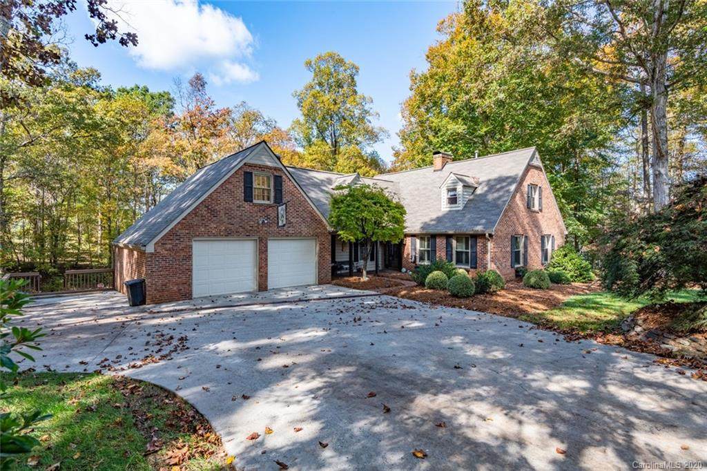231 Camelot Drive - Photo 1
