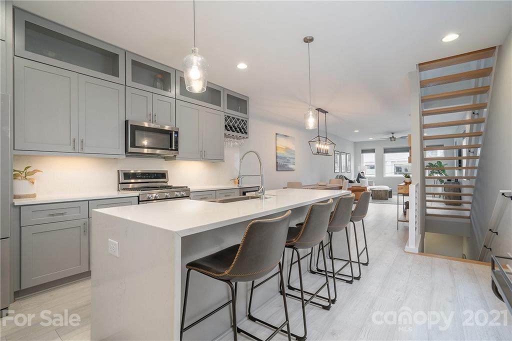 1003 Greenleaf Avenue - Photo 1