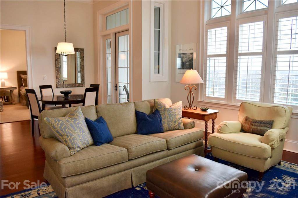 2810 Selwyn Avenue - Photo 1
