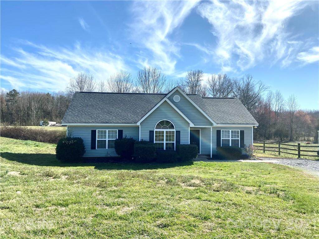 905 Pondside Drive - Photo 1