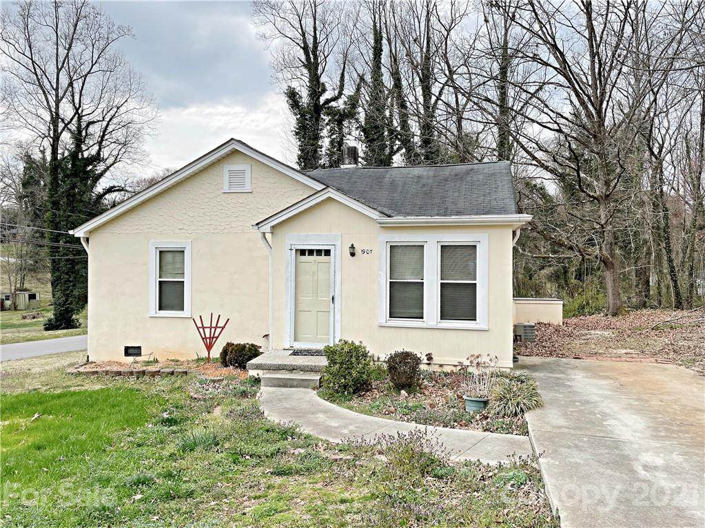 1907 32nd Street - Photo 1