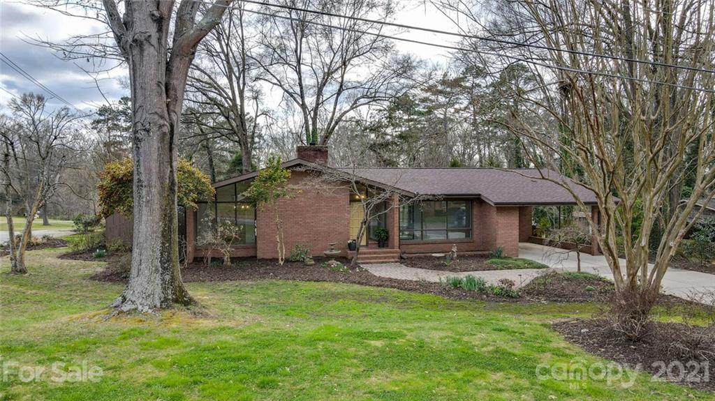 401 Pinecroft Lane - Photo 1