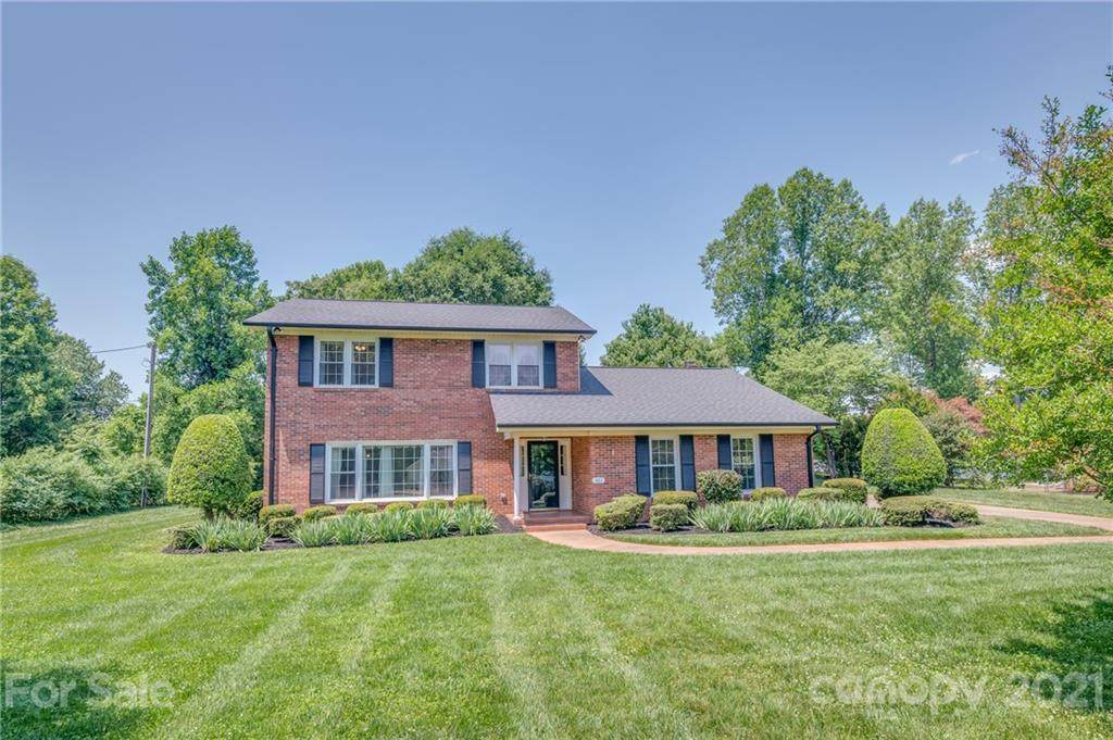 301 Knollwood Drive - Photo 1
