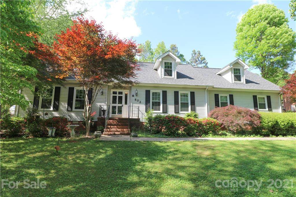502 Camelot Drive - Photo 1