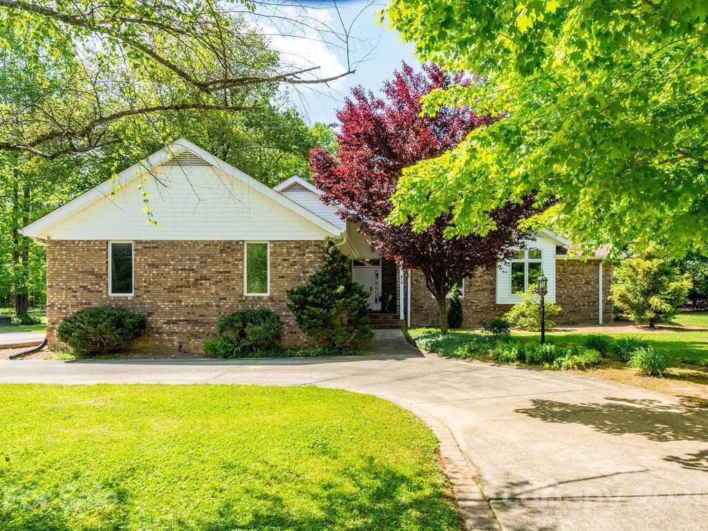 215 Vincent Place - Photo 1