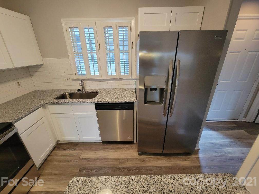 2719 Selwyn Avenue - Photo 1