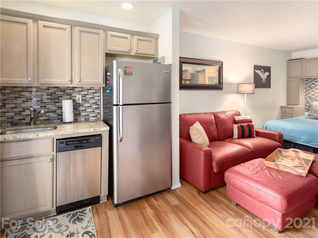 160 Whitney Boulevard - Photo 1