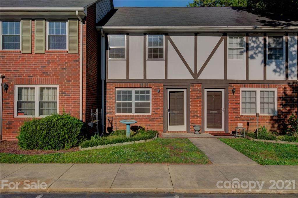 1300 Larchmont Place - Photo 1