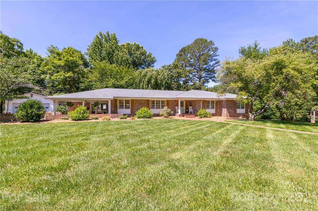 801 Crescent Circle - Photo 1