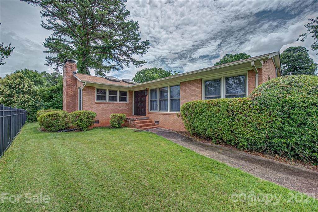 320 Paradise Circle - Photo 1
