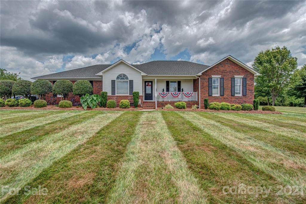 607 Sandycrest Drive - Photo 1