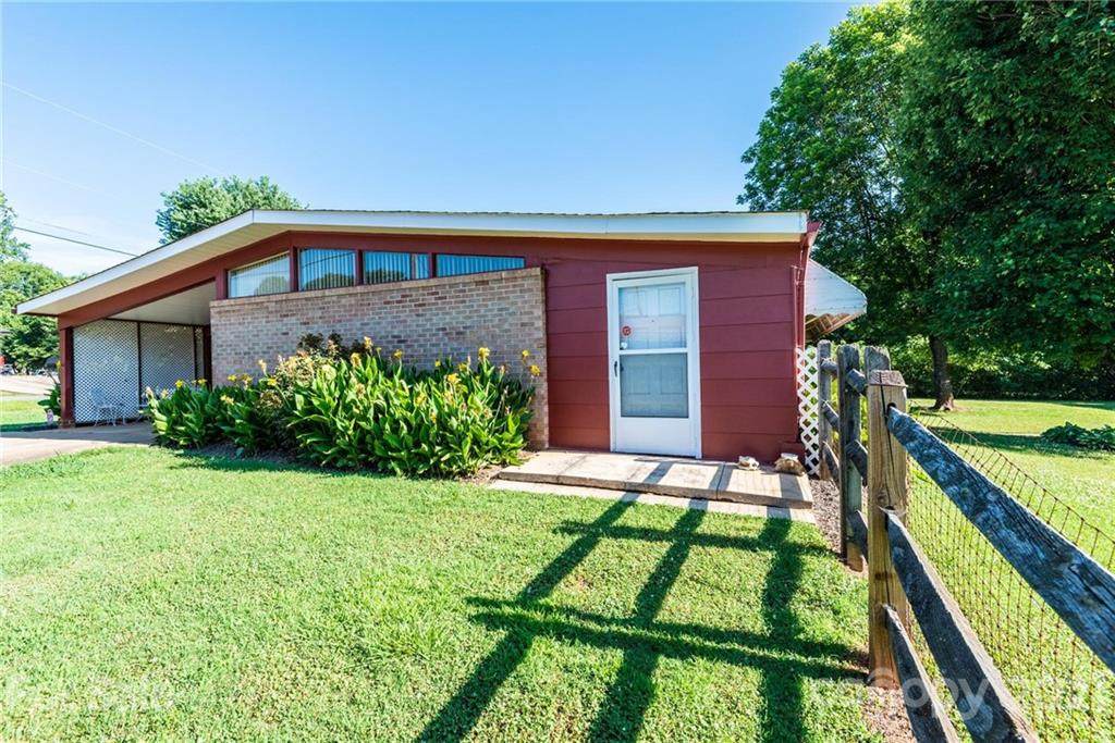 100 Parlier Avenue - Photo 1