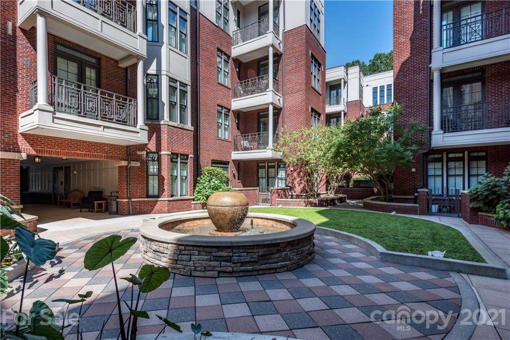 2810 Selwyn Avenue - Photo 1