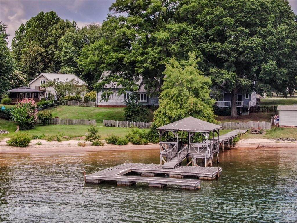 235 Commodore Loop - Photo 1