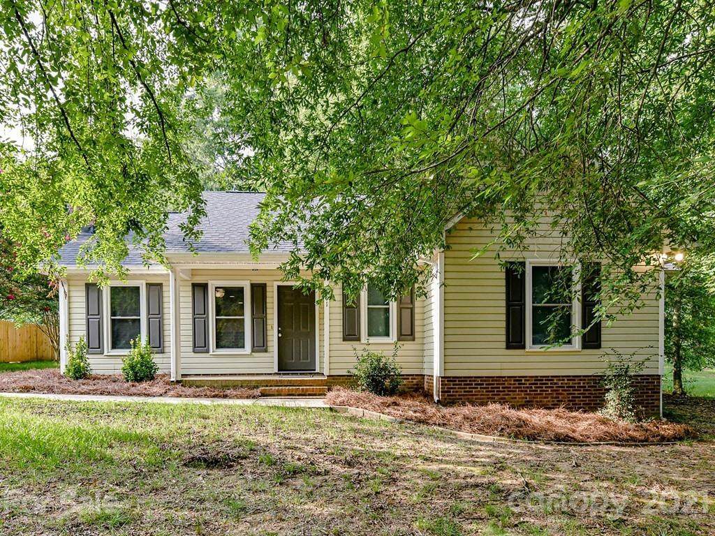 301 Colonial Circle - Photo 1