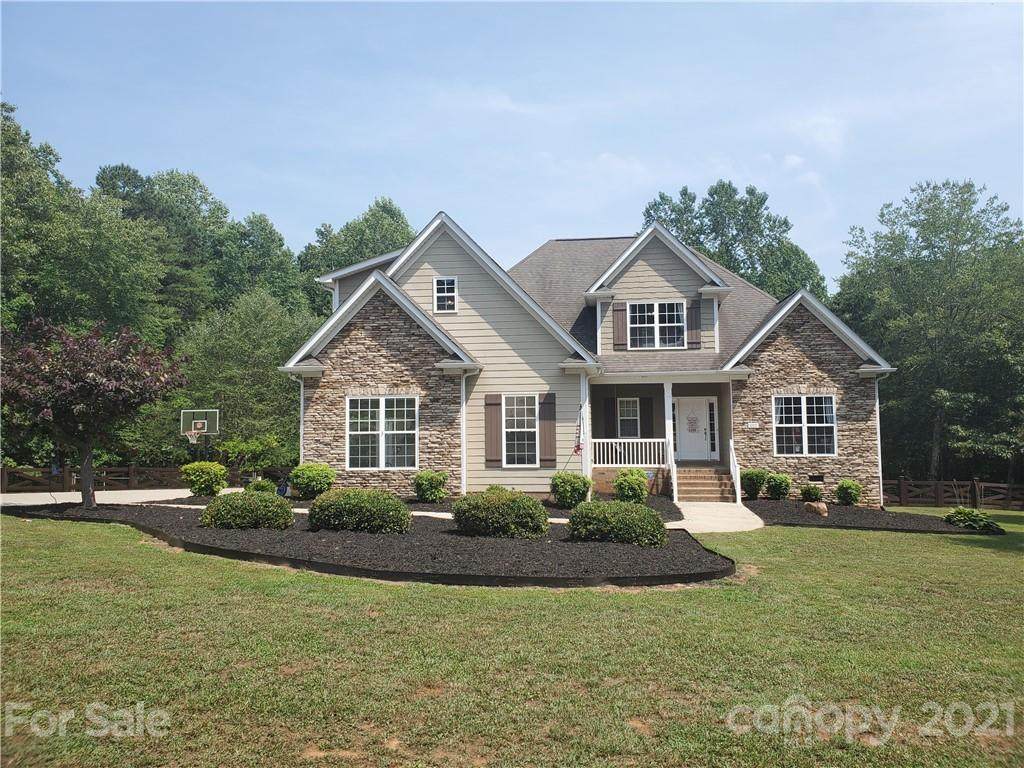 3207 Oak Ridge Circle - Photo 1