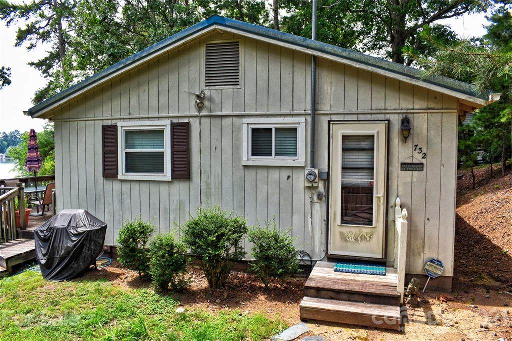 732 Shoreline Drive - Photo 1