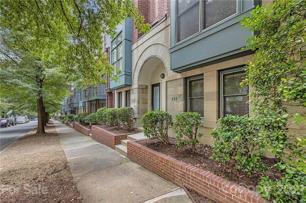 606 10th Street - Photo 1