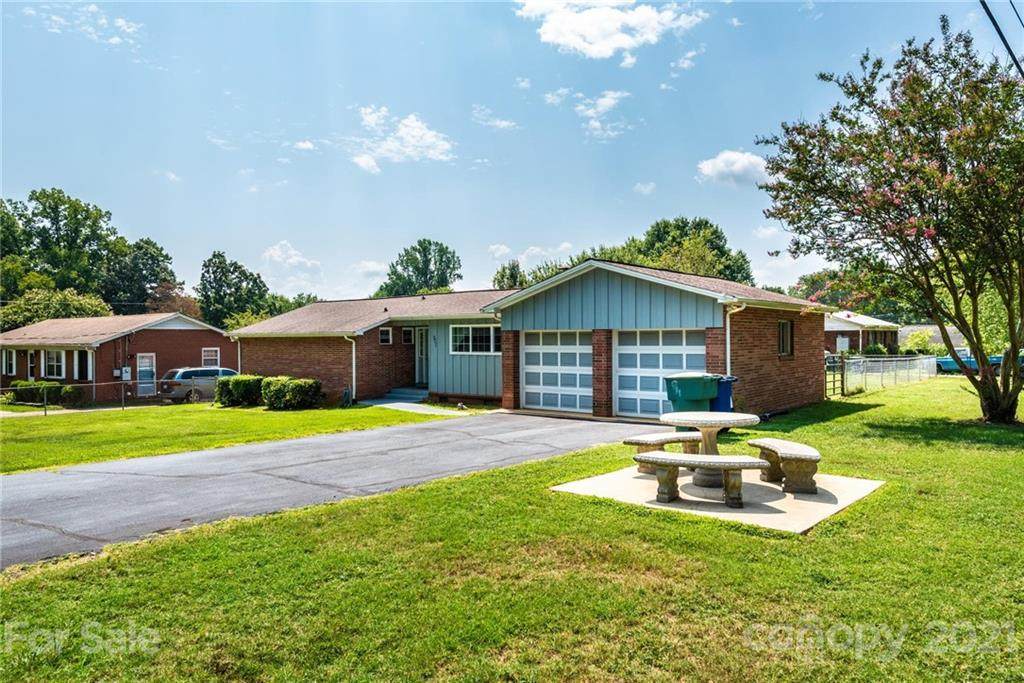 907 15th Street - Photo 1