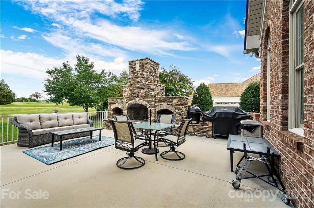 323 Muirfield Way - Photo 1