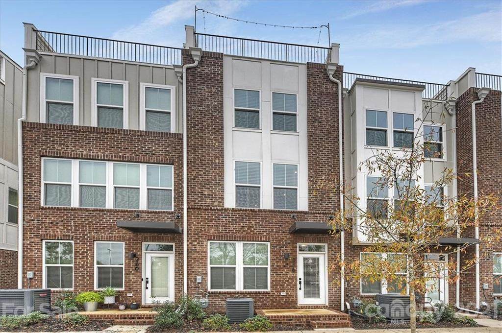256 Parkwood Avenue - Photo 1