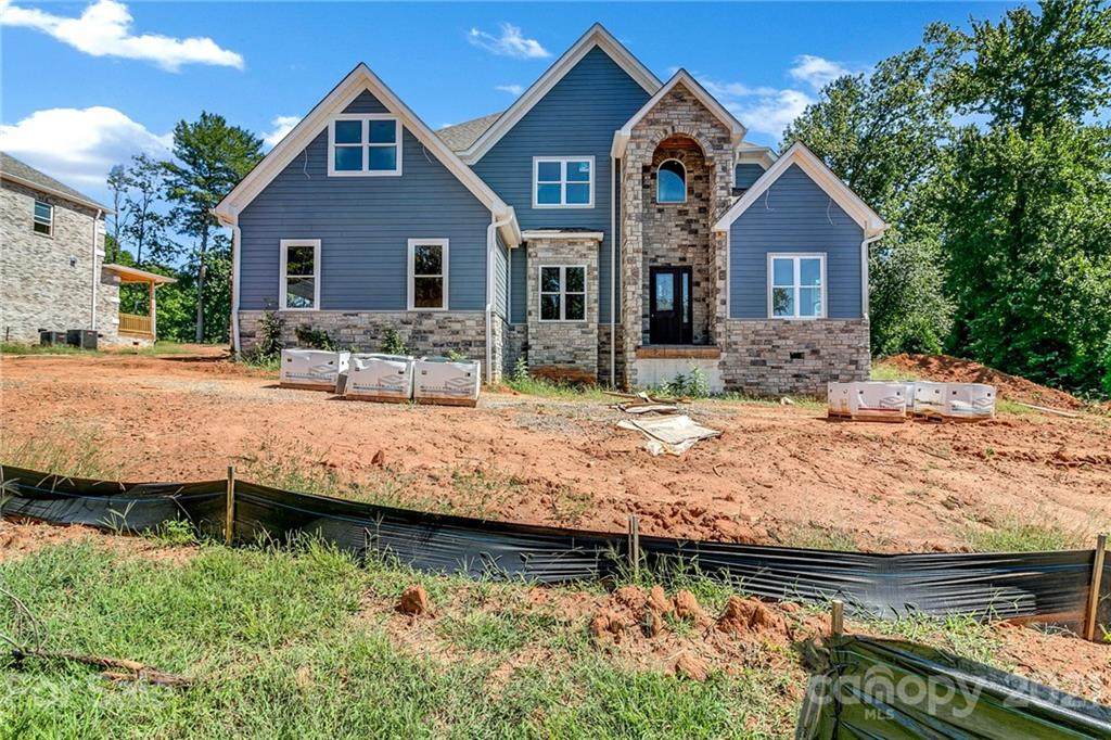 102 Mollholland Boulevard - Photo 1