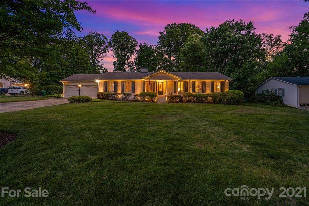 901 Nottingham Drive - Photo 1