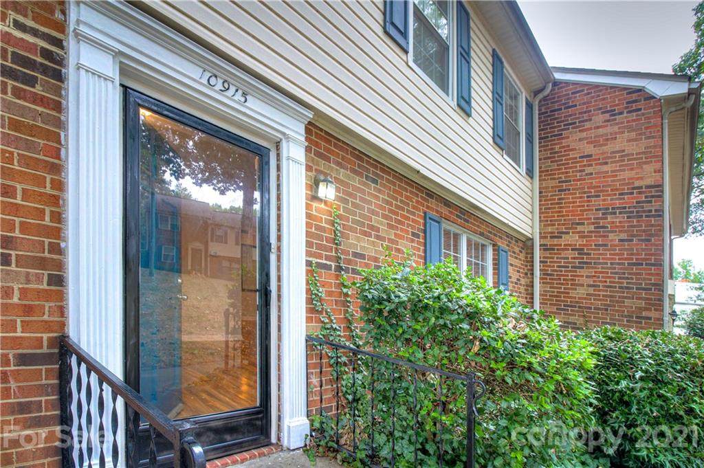10915 Park Road - Photo 1
