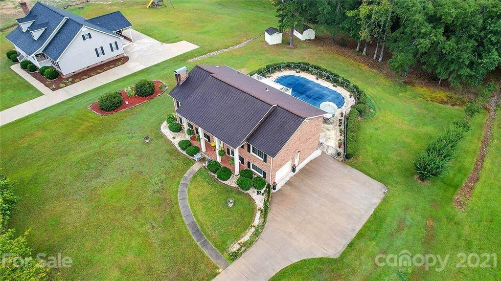 208 Williamsburg Lane - Photo 1
