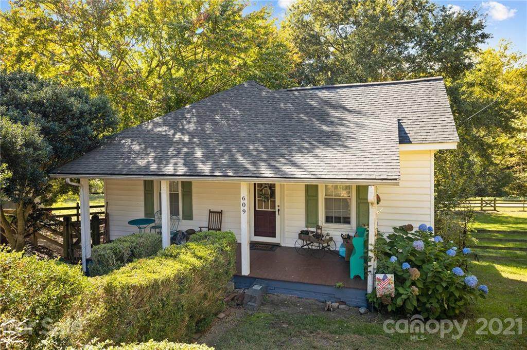 609 Forest Avenue - Photo 1